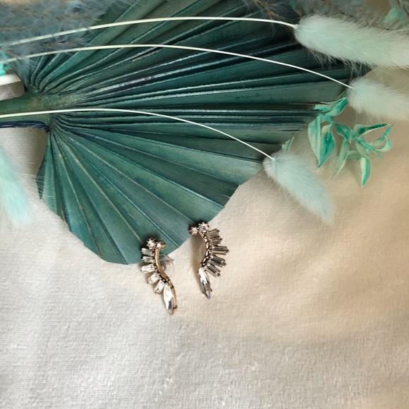 š¤ Art Deco White Crystal Cuff Earrings - Picture 5 of 7